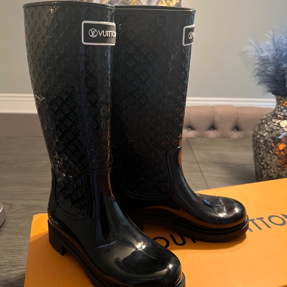 Louis Vuitton - Picture 1 of 1